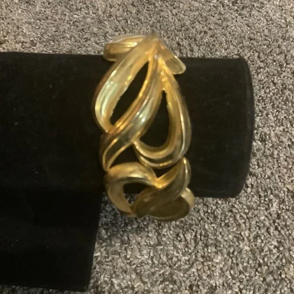 Vintage Gold Tone Metal Heart Script Spring Hinged Clamper Bracelet Elegant - Picture 2 of 4